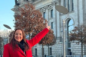 Sarah Lahrkamp steht in motivierter Pose vor dem Bundestag.