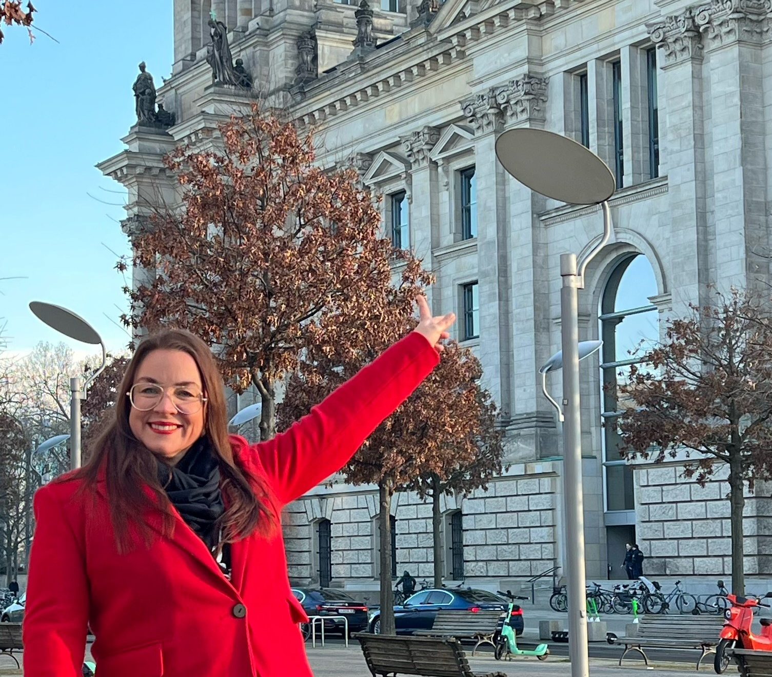 Sarah Lahrkamp steht in motivierter Pose vor dem Bundestag.